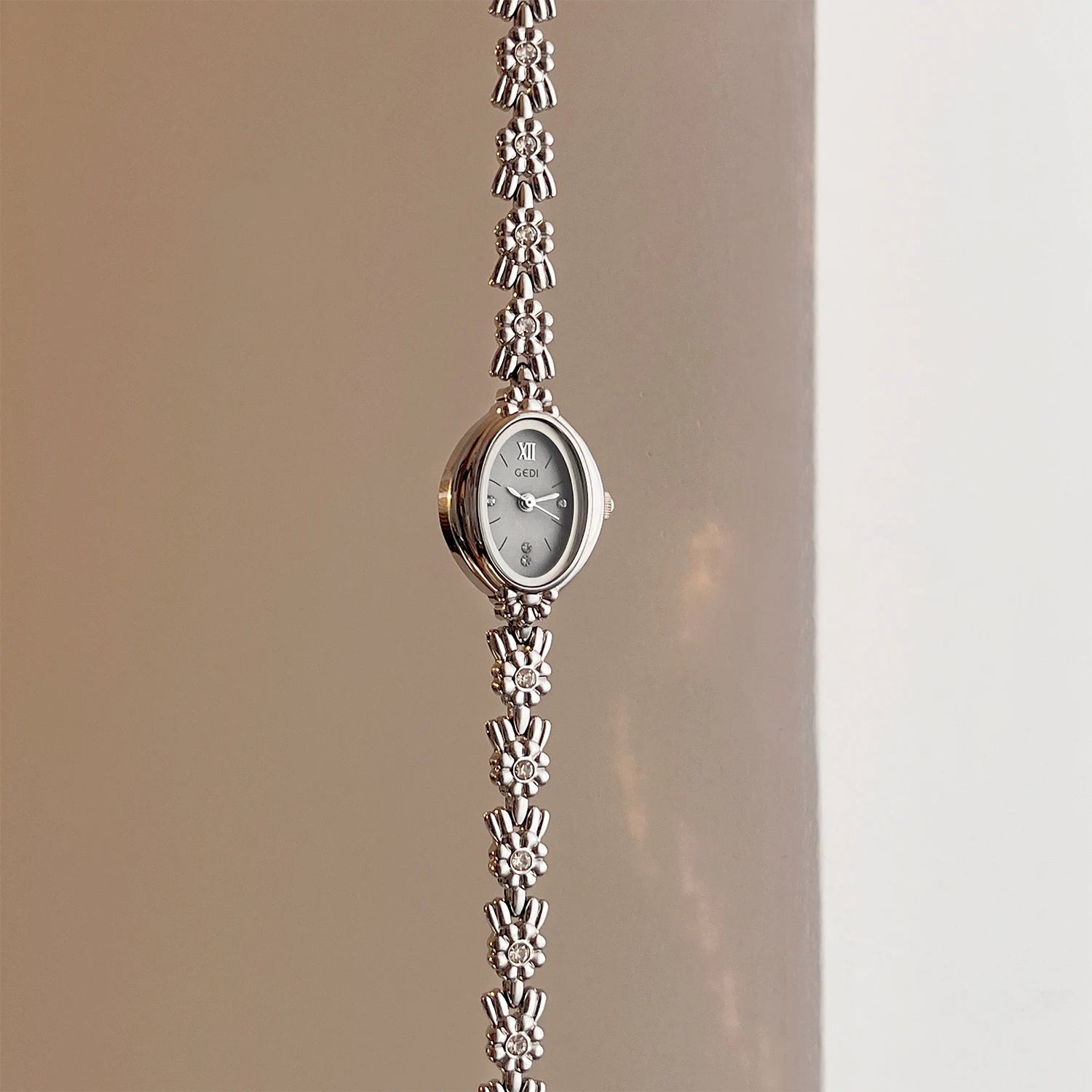 Luxury Vintage Woman' Watch with Diamond-Set Small Dial Water-Resistant Floral Bracelet Quartz Timepiece Premium Gift for Women