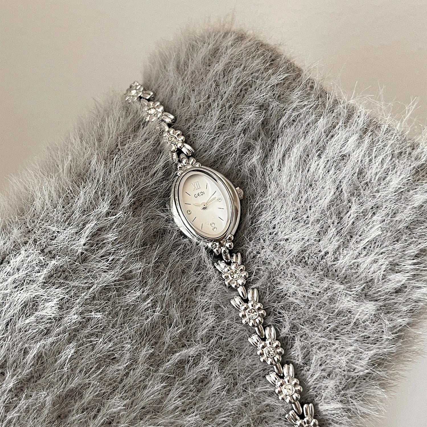 Luxury Vintage Woman' Watch with Diamond-Set Small Dial Water-Resistant Floral Bracelet Quartz Timepiece Premium Gift for Women